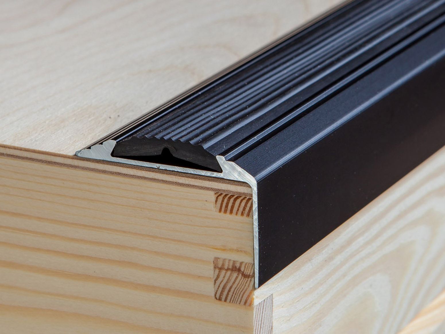 ANODISED ALUMINIUM ANTI NON SLIP STAIR EDGE NOSING TRIM 900mm x 46mm x