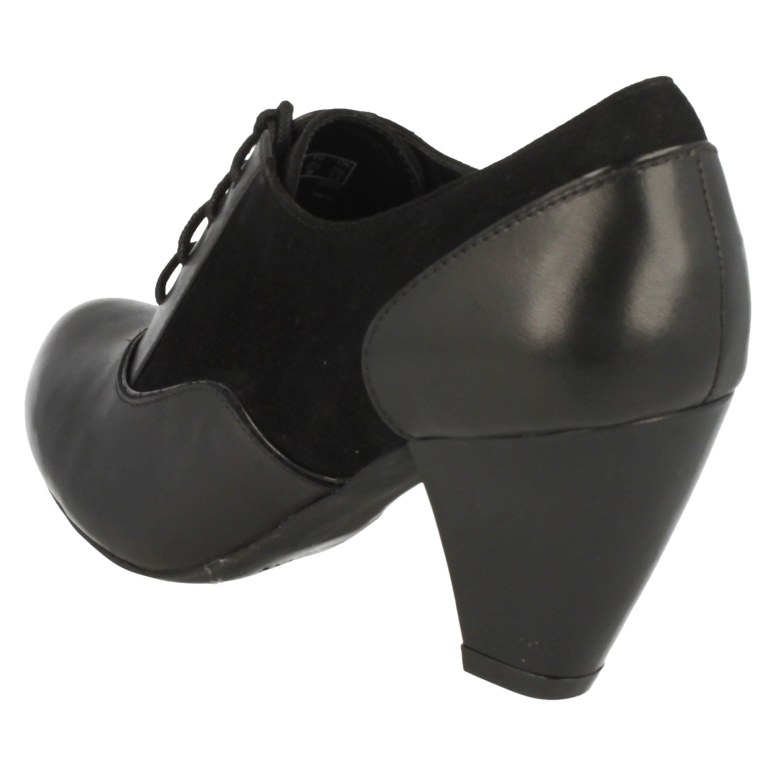 clarks womens lace up shoes