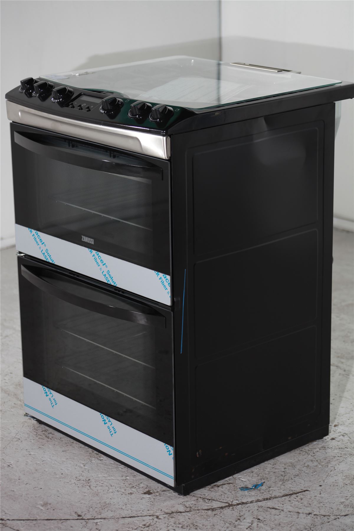 Preloved zanussi gas cooker zcg63330xa black & silver for sale in