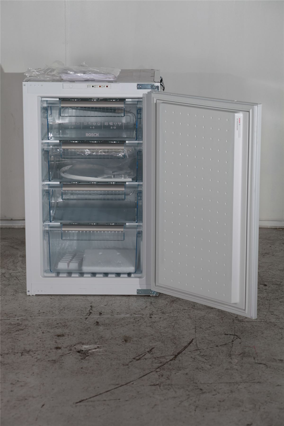 Preloved bosch integrated under counter freezer gid18a20gb silver